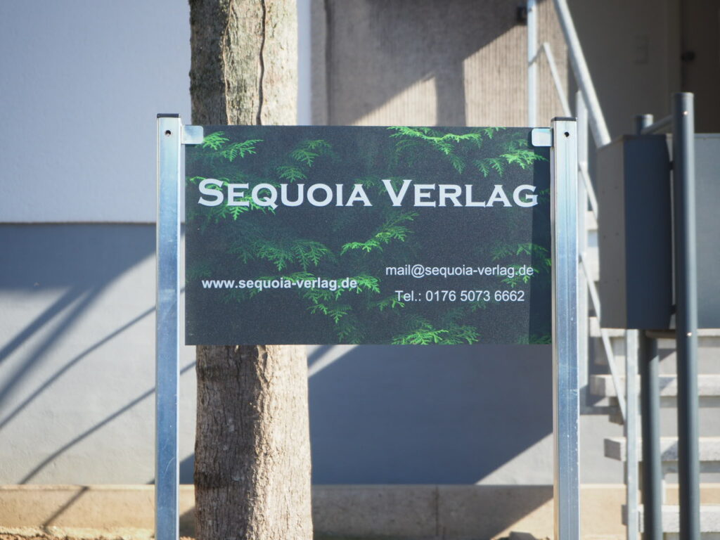 Sequoia Verlag Firmenschild von nahe