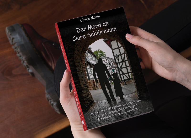 Eine Frau hält das Buch "Der Mord an Clara Schlürmann" in den Händen