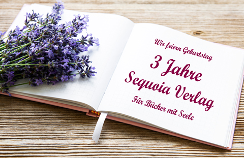 Buch mit Blumen und Geburtstagsmeldung