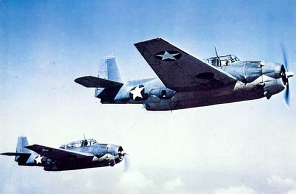 Zwei Grumman Avenger Bomber