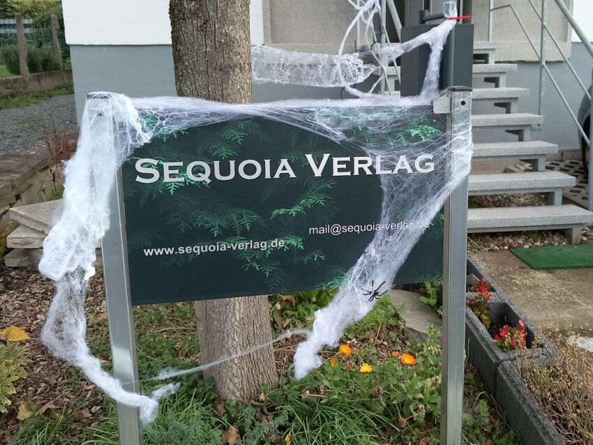 Unser Firmenschild an Halloween